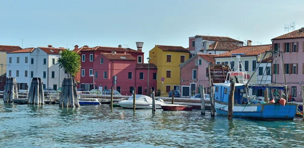 Kanal ve renkli binalar burano Adası, Venedik — Stok fotoğraf
