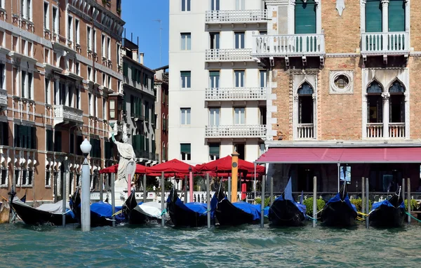 Gondola jest głównym transportu w Wenecji — Zdjęcie stockowe
