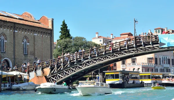 Venedik sokaklarında bir kanal üzerinden köprü — Stok fotoğraf