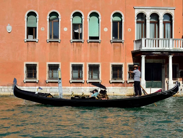 Gondol Venedik ana ulaşım olduğunu — Stok fotoğraf