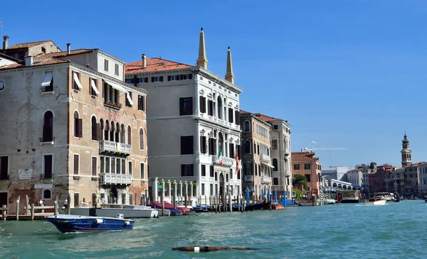 Gondoler på vand gade i Venedig - Stock-foto