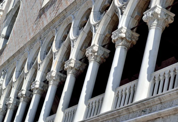 Sloupec fasáda Vévodského paláce v Benátkách, Itálie — Stock fotografie