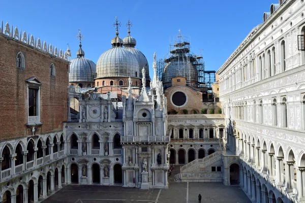 Basilica di San Marco a Dóžecí palác v Benátkách — Stock fotografie