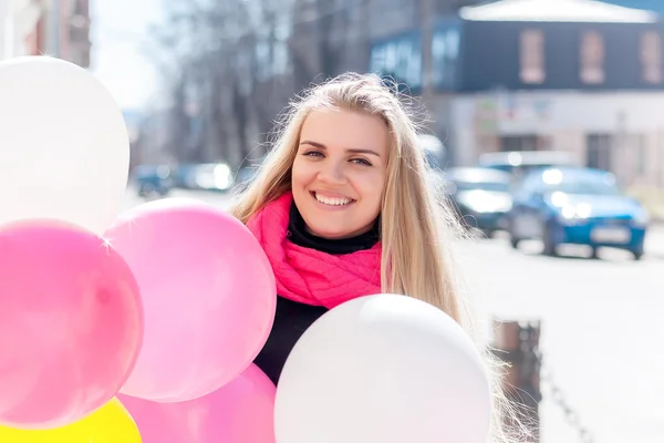 Mooie vrouw met kleurrijke ballonnen — Stockfoto