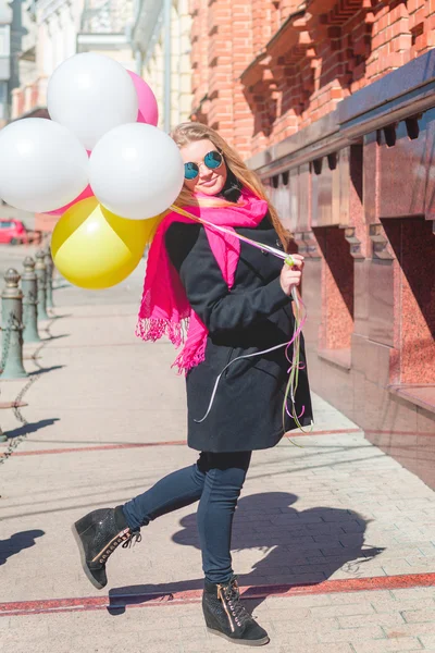 Kaunis nainen värikkäitä ilmapalloja — kuvapankkivalokuva