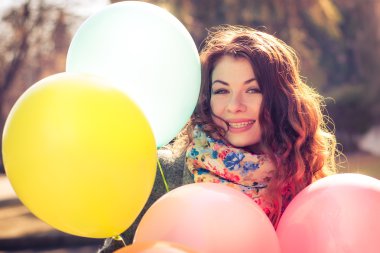 Bahar parkta renkli Balonlu güzel kadın
