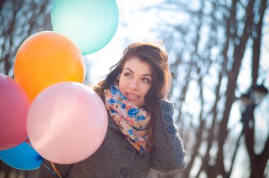 Bahar parkta renkli Balonlu güzel kadın
