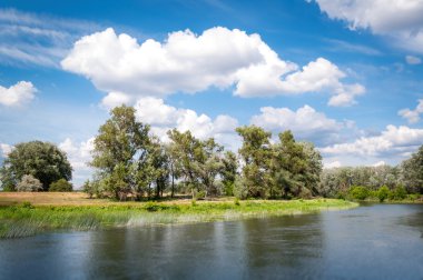 Beyaz bulutların üzerinde nehir ile mavi gökyüzü