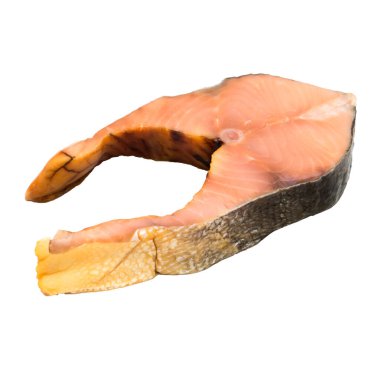 Kesilmiş balık parçası pembe somon, beyaz arka planda izole edilmiş.