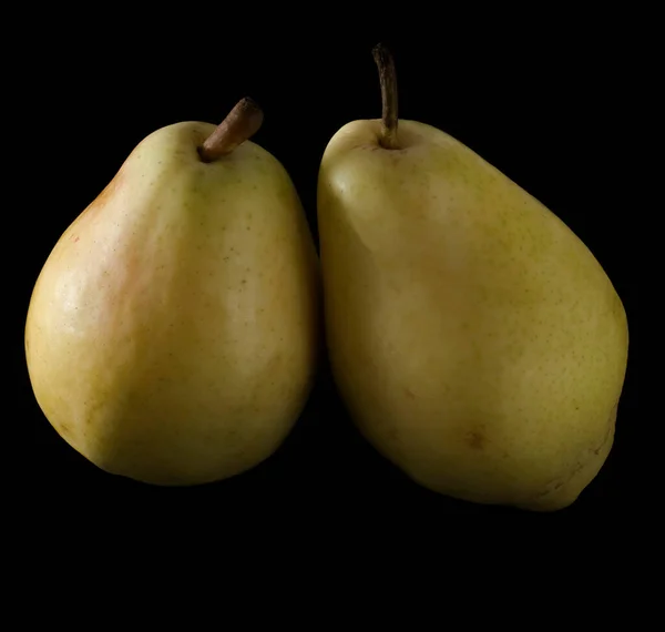 Två mogna, saftiga päron, på svart bakgrund — Stockfoto
