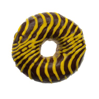 Şekolatla kaplı Amerikan çöreği ve beyaz arka planda sarı çizgiler.