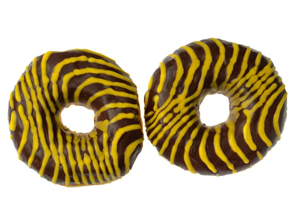Два американских пончика, покрытые шоколадом и желтыми полосками на белом фоне — стоковое фото