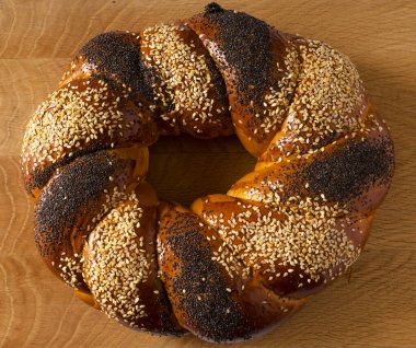 Tahta bir tahtanın üzerinde, Kalach adında halka şeklinde tatlı bir Slav çöreği.