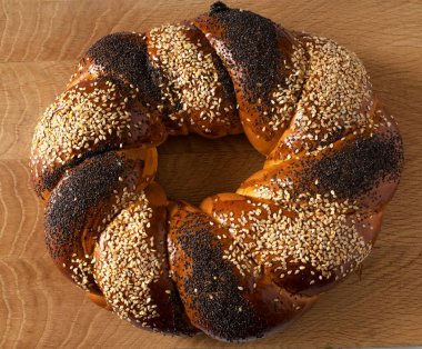 Tahta bir tahtanın üzerinde, Kalach adında halka şeklinde tatlı bir Slav çöreği.