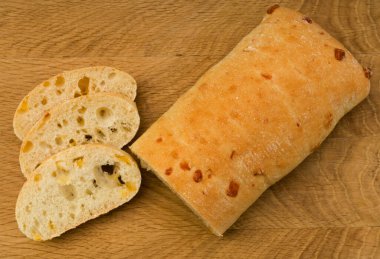 Ciabatta - Tahta üzerinde dilimlenmiş peynirli İtalyan ekmeği