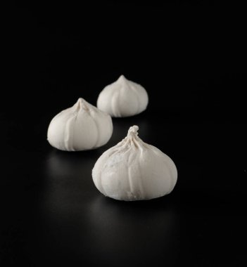 Ham hamurlu Khinkali, siyah arka planda.