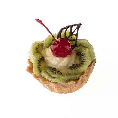 Tatlı, kivili pasta ve beyaz bir tabakta kiraz.