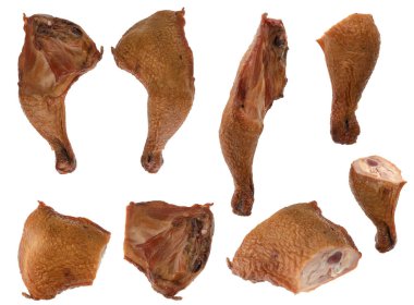 İzole edilmiş beyaz bir tabakta tütsülenmiş tavuk eti, kolaj