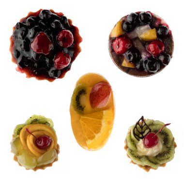 İzolasyon ve kolajda beyaz arka planda iştah açıcı meyveli kekler.