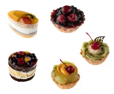 Beyaz bir zemin üzerinde böğürtlen ve narenciye dolu kek izole, üst görünüm, pasta, kolaj.