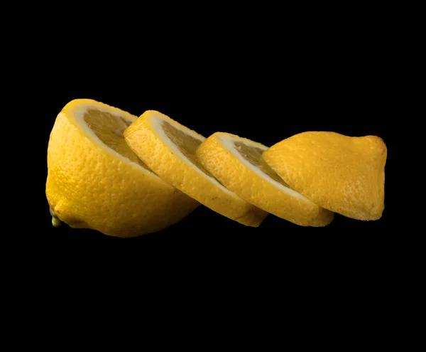 Limone Tagliato Fette Tonde Fette Disposte Fila Fondo Nero Isolamento — Foto Stock