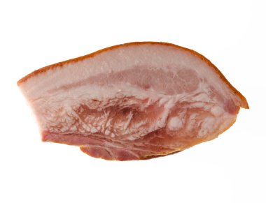 Kalın bir parça iştah açıcı, tütsülenmiş, et katmanlı domuz yağı, izole edilmiş beyaz bir arka planda.