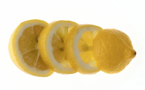 Zralý Citron Nakrájený Kroužky Naskládaný Řadě Bílém Pozadí — Stock fotografie