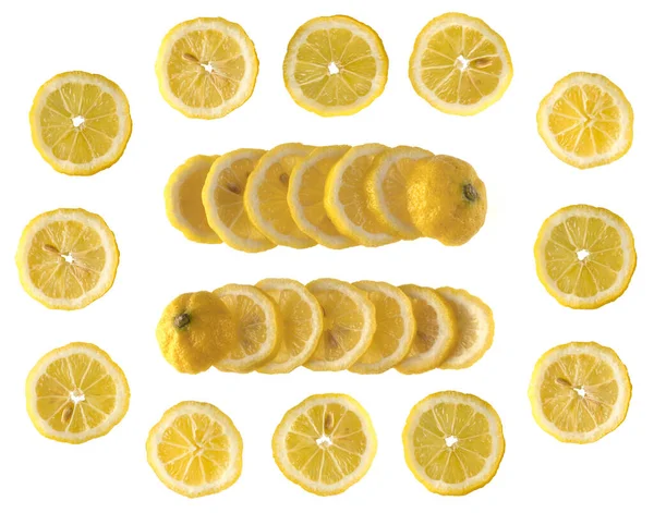 Collage Fruits Mûrs Citron Coupés Parts Égales Disposés Rangées Sur — Photo