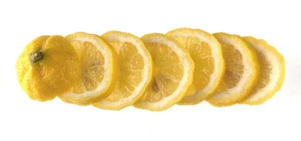 Lemon Nakrájená Klíny Rozložená Řadě Bílém Pozadí — Stock fotografie