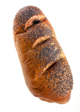 Beyaz arka planda haşhaş tohumlu, rulo şeklinde bir çörek.