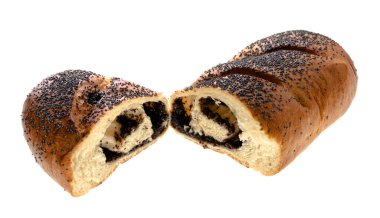 Haşhaş tohumlu çörek, beyaz arka planda iki parçaya bölünmüş.