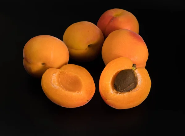 Bunch Ripe Apricot Fruits Whole Slices Black Background — Fotografia de Stock