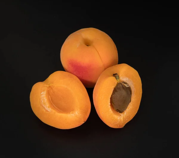 Ripe Apricot Fruits One Whole Apricot Two Divided Apricot Pieces — Φωτογραφία Αρχείου