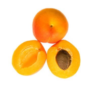 Olgun kayısı meyveleri, bir bütün ve birkaç parçaya bölünmüş, beyaz arka planda