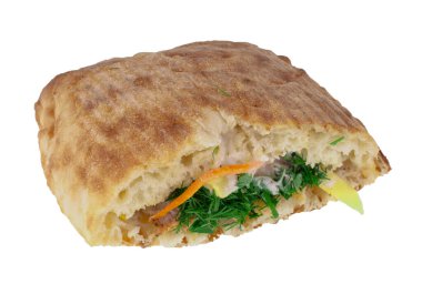 İçinde yeşil patates, et ve beyaz bir tabakta sosisli olan yarım rulo ekmek.