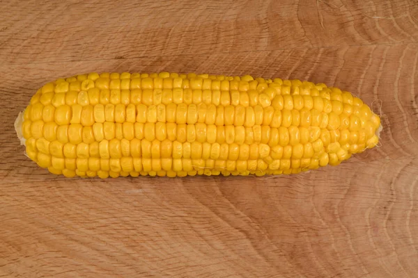 Rijp Maïs Een Kakkerlak Geschild Van Kaf Een Houten Plank — Stockfoto