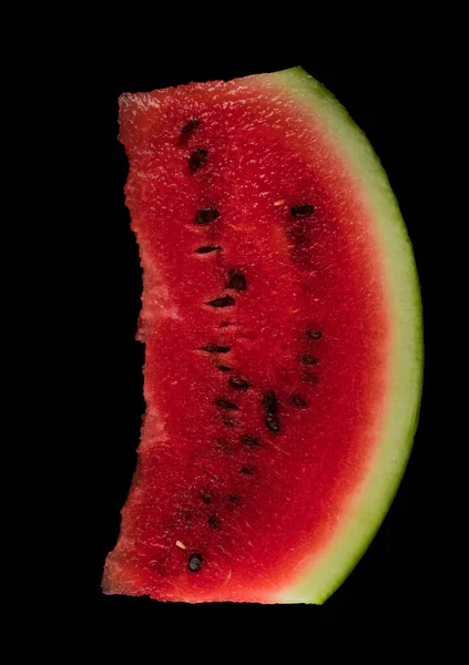 Ein Skibble der reifen Wassermelone auf schwarzem Hintergrund isoliert — Stockfoto