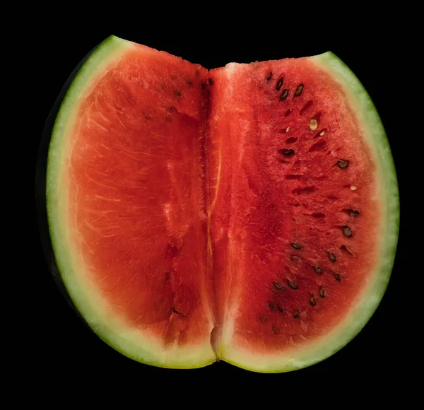 Meio corte de melancia madura no fundo preto isolado — Fotografia de Stock
