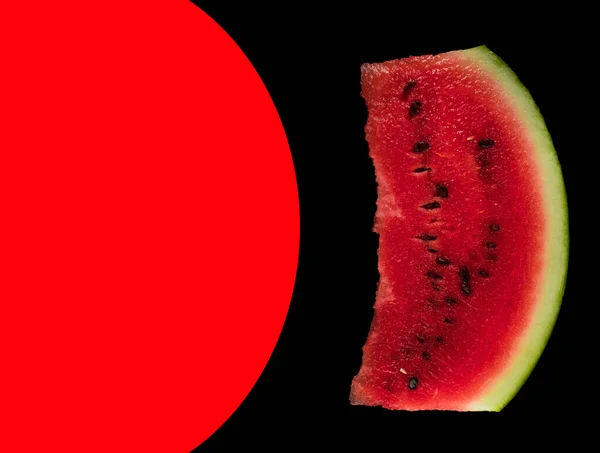 Na foto, um pedaço de melancia madura sobre um fundo preto e um lugar para o texto destacado em vermelho — Fotografia de Stock