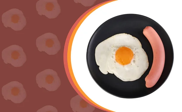 Huevo Frito Salchicha Sobre Plato Negro Sobre Fondo Blanco Espacio —  Fotos de Stock