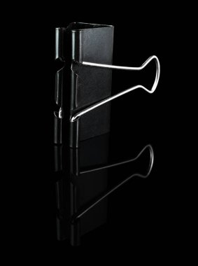 Metal kırtasiye klipsi, Binder, siyah arkaplan, yansıma ile