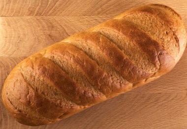 Tahtada bir somun ekmek, tepeden manzara.