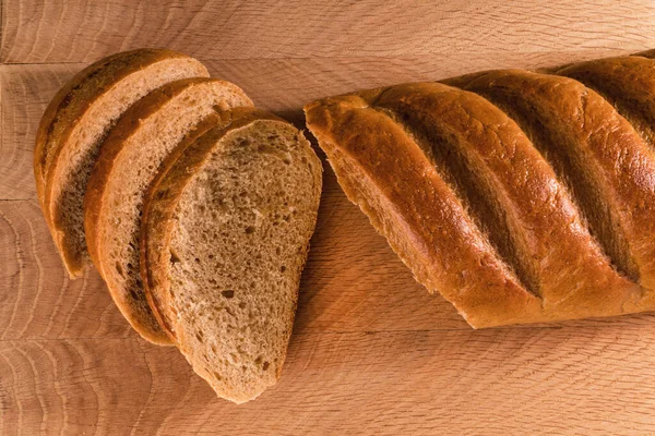 Ein Laib Brot Und Daraus Geschnittene Scheiben Gelegt Auf Einem — Stockfoto