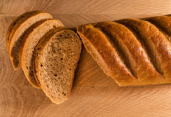 Ahşap Bir Tahtanın Üzerinde Kesilmiş Ekmek Dilimler Üst Manzara — Stok fotoğraf