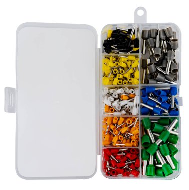 Plastik bir kapta, beyaz bir zemin üzerinde metal tel konnektörler seti