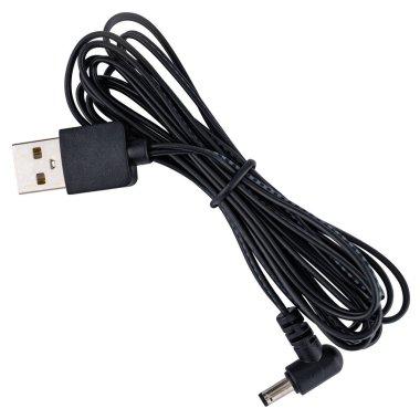 Elektronik cihazları şarj etmek için USB bağlantısı olan güç kablosu. İzolasyonda beyaz bir arkaplanda.