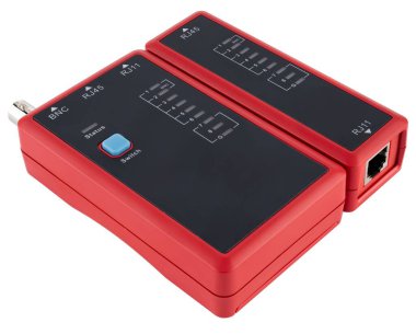 Kırılma ve kısa devre teşhisi için iki modülü olan kırmızı ağ kablo test edicisi. İzolasyonda beyaz bir arkaplanda.