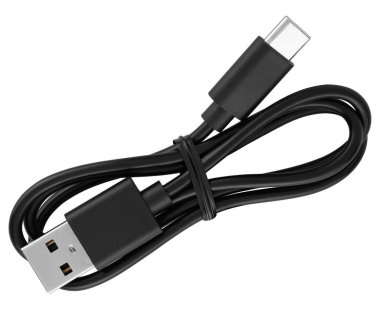 Cihazları güç kaynaklarına bağlamak için kısa esnek beyaz USB kablosu. İzolasyonda beyaz bir arkaplanda.