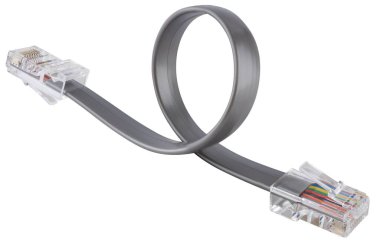 İnternet ve yerel alan ağına bağlanmak için RJ45 konnektörlü gri ethernet ağ kablosu. İzolasyonda beyaz bir arkaplanda.
