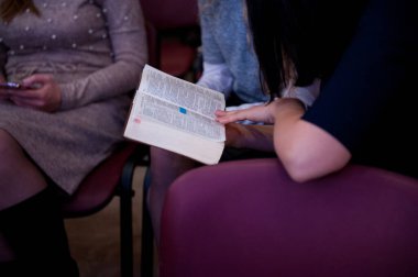 İncil 'i tutan kız. İnanç, maneviyat ve din kavramı. Açık bir İncil 'le..